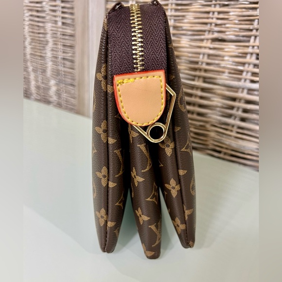 Timeless luxury and intuitive design. Brown leather bag. Textile & chain strap. - Picture 6 of 10